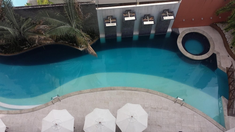 Imagen de la piscina del Hotel Village Premium. Foto 13