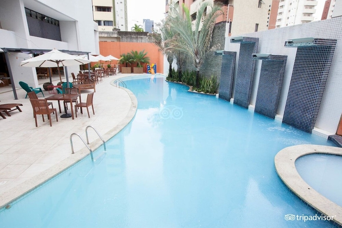 Imagen de la piscina del Hotel Village Premium. Foto 14