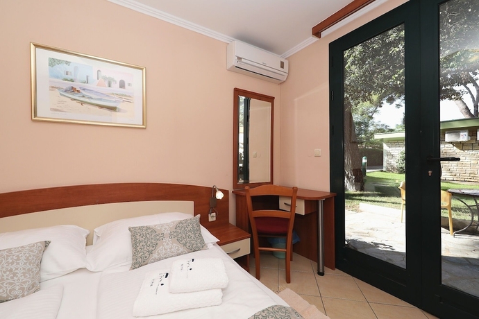 Imagen de la habitación del Hotel Village San Antonio. Foto 3