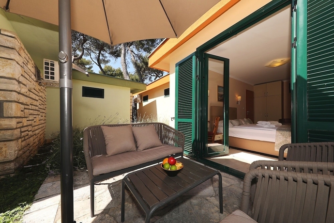 Imagen de la habitación del Hotel Village San Antonio. Foto 10