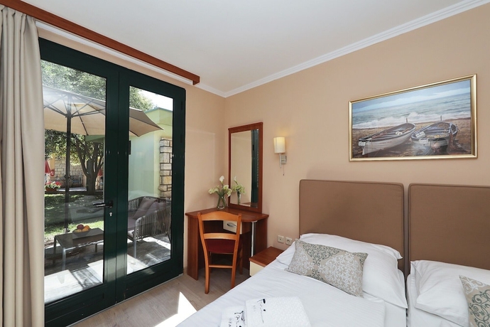 Imagen de la habitación del Hotel Village San Antonio. Foto 11