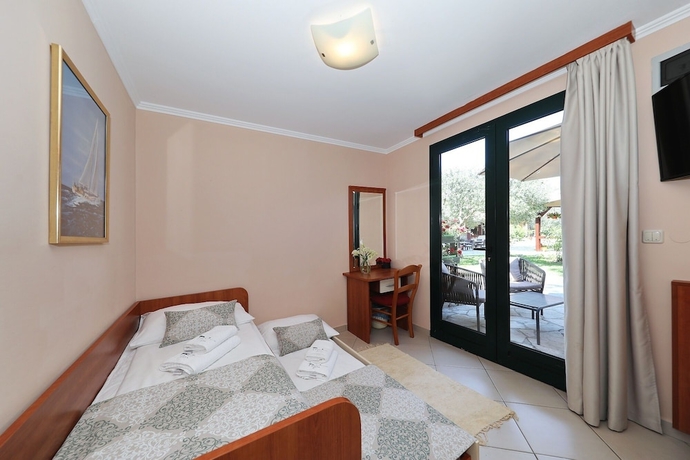 Imagen de la habitación del Hotel Village San Antonio. Foto 12