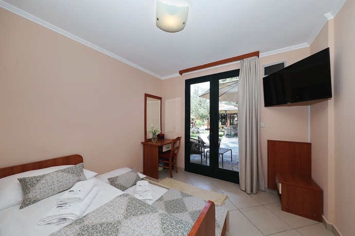 Imagen de la habitación del Hotel Village San Antonio. Foto 13