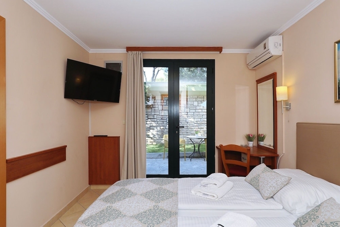 Imagen de la habitación del Hotel Village San Antonio. Foto 14