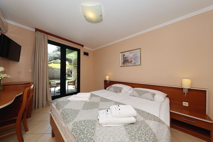 Imagen de la habitación del Hotel Village San Antonio. Foto 15