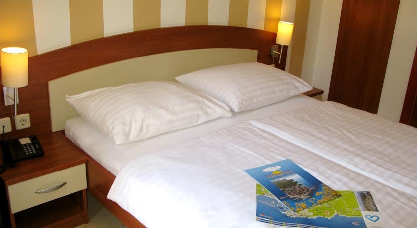 Imagen de la habitación del Hotel Village San Antonio. Foto 3