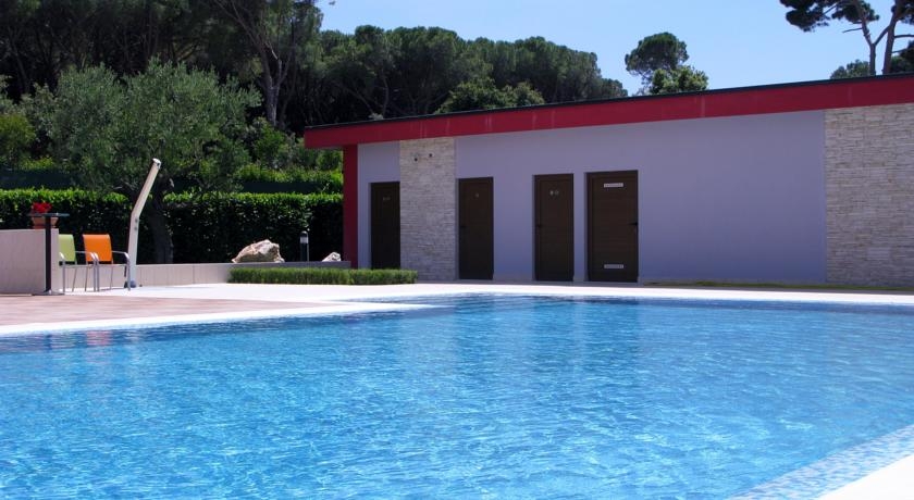 Imagen de la piscina del Hotel Village San Antonio. Foto 4