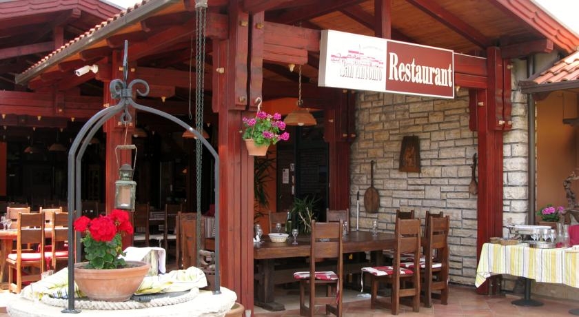 Imagen del bar/restaurante del Hotel Village San Antonio. Foto 2