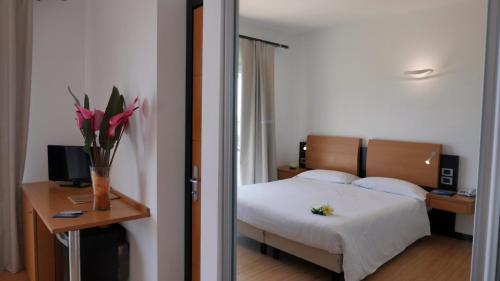 Imagen de la habitación del Hotel Village Scoglio Della Galea. Foto 8