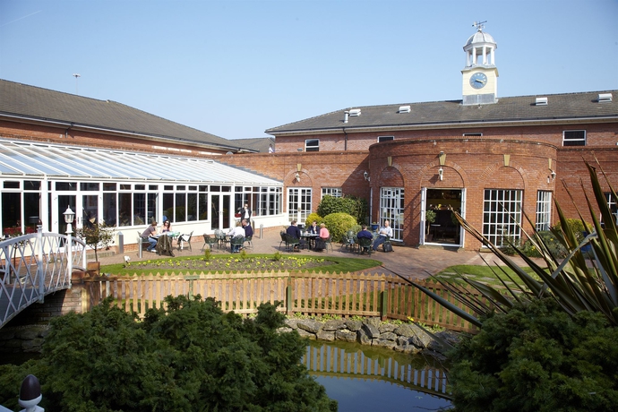 Imagen de los exteriores del Hotel Village St David's, Nr Chester. Foto 8