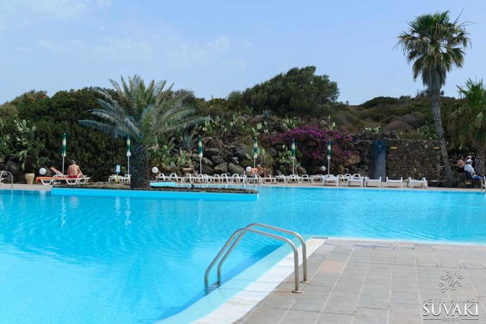 Imagen de la piscina del Hotel Village Suvaki. Foto 17