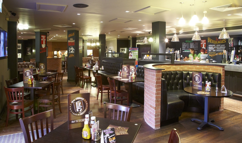 Imagen del bar/restaurante del Hotel Village Swindon. Foto 3