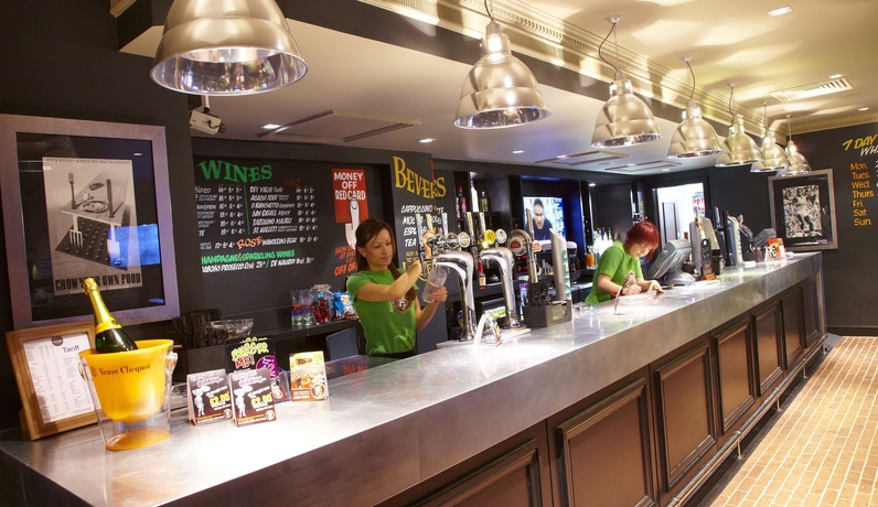 Imagen del bar/restaurante del Hotel Village Swindon. Foto 4