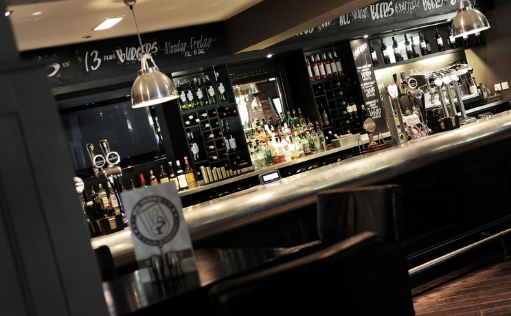 Imagen del bar/restaurante del Hotel Village Warrington. Foto 2