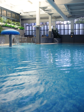 Imagen de la piscina del Hotel Village Warrington. Foto 16