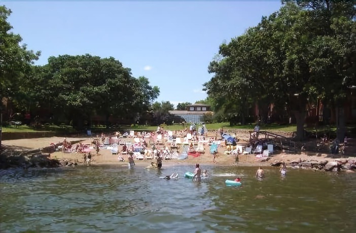 Imagen de los exteriores del Hotel Village West Resort And. Foto 6