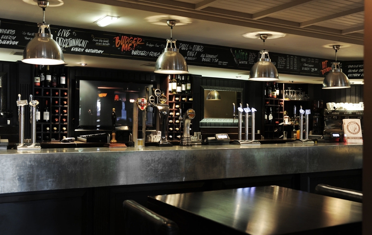 Imagen del bar/restaurante del Hotel Village Wirral. Foto 4