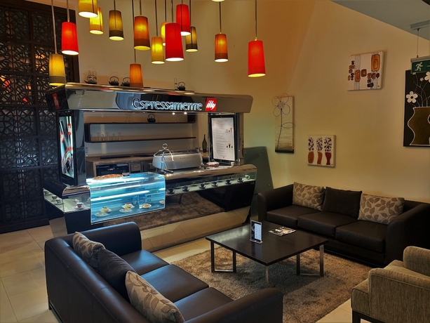 Imagen del bar/restaurante del Hotel Villaggio Abu Dhabi. Foto 2