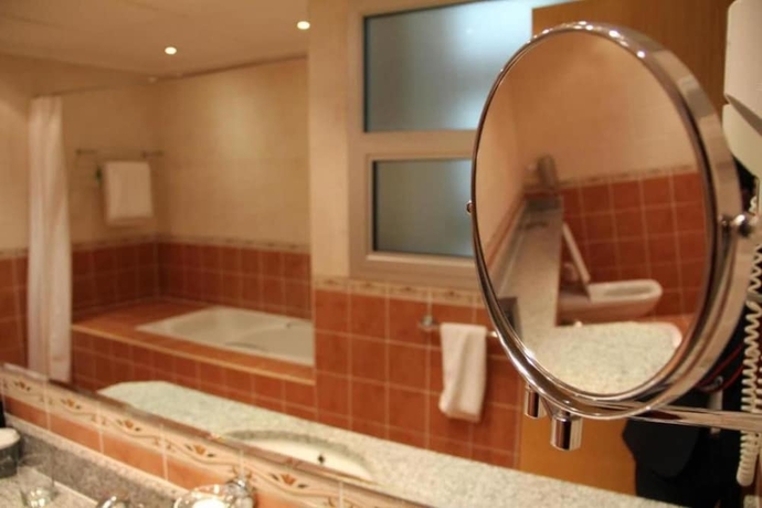 Imagen de la habitación del Hotel Villaggio Abu Dhabi. Foto 15