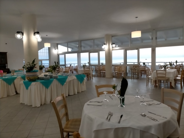 Imagen del bar/restaurante del Hotel Villaggio Agrumeto. Foto 6