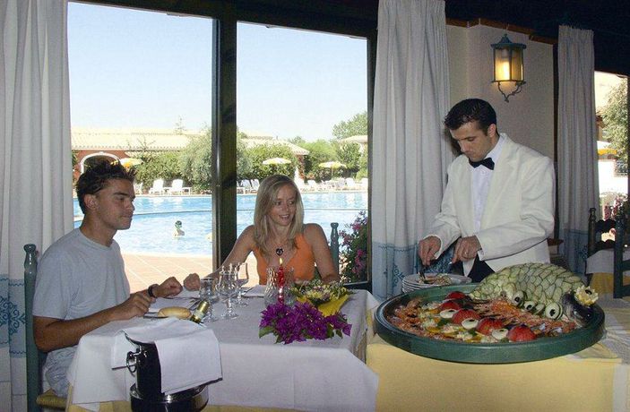 Imagen de la piscina del Hotel Villaggio Alba Dorata. Foto 12