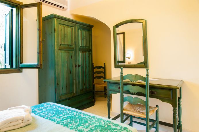 Imagen de la piscina del Hotel Villaggio Alba Dorata. Foto 14