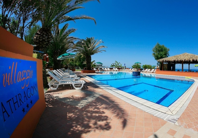 Imagen de la piscina del Hotel Villaggio Athragon. Foto 14