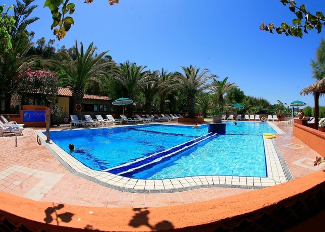 Imagen de la piscina del Hotel Villaggio Athragon. Foto 15