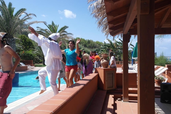 Imagen de la piscina del Hotel Villaggio Athragon. Foto 17