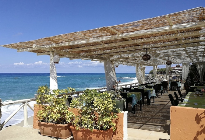 Imagen del bar/restaurante del Hotel Villaggio Athragon. Foto 4