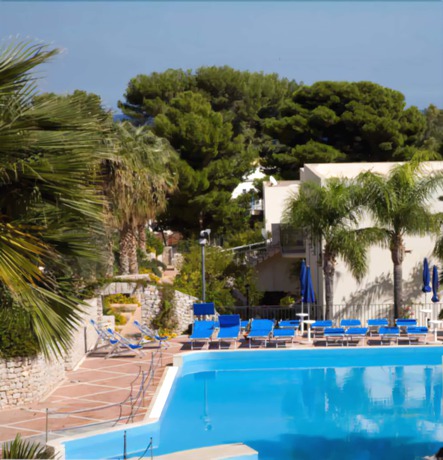 Imagen de la piscina del Hotel Villaggio Cala Mancina. Foto 7