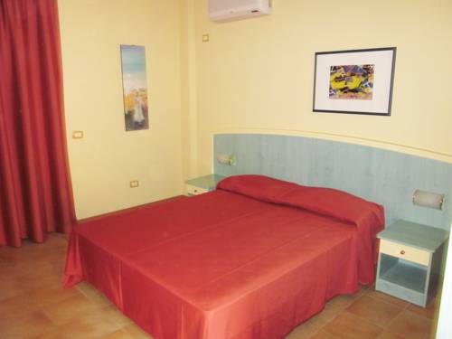 Imagen de la habitación del Hotel Villaggio Calaghena. Foto 4