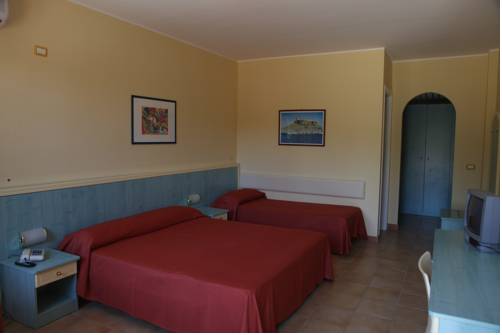 Imagen de la habitación del Hotel Villaggio Calaghena. Foto 8