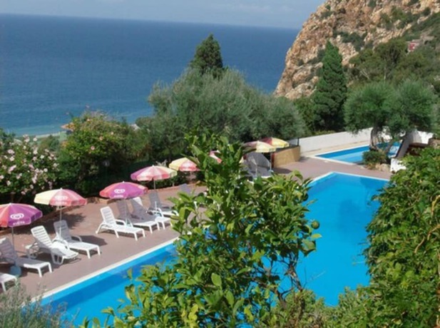Imagen de la piscina del Hotel Villaggio Capo Alaua. Foto 18