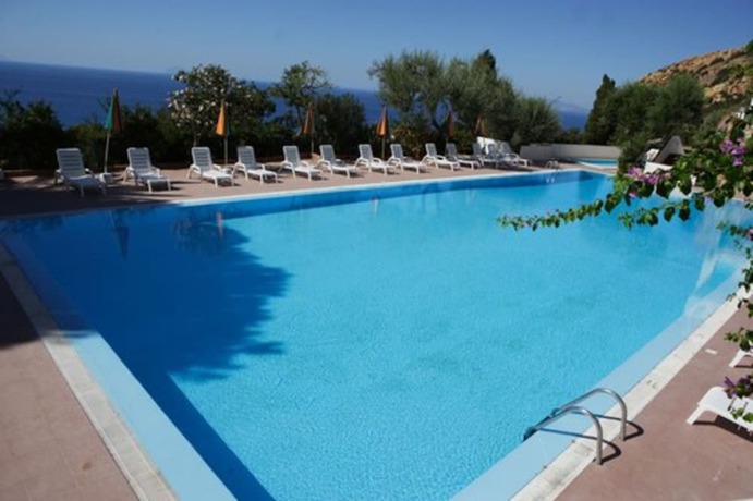 Imagen de la piscina del Hotel Villaggio Capo Alaua. Foto 20