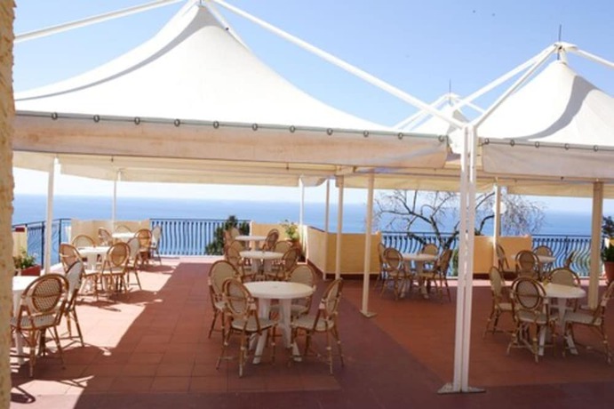 Imagen del bar/restaurante del Hotel Villaggio Capo Alaua. Foto 8