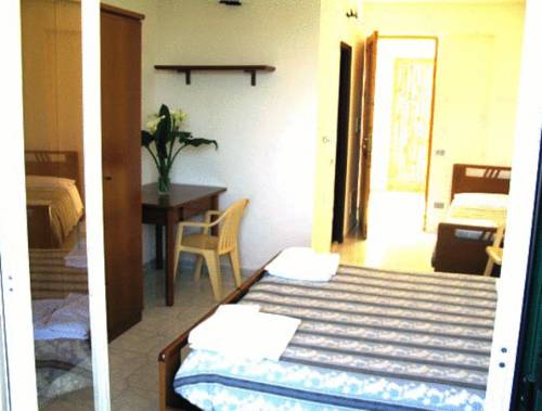 Imagen de la habitación del Hotel Villaggio Club Calanovellamare. Foto 4