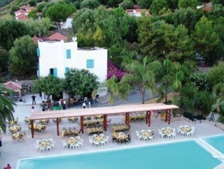 Imagen de la piscina del Hotel Villaggio Club La Mar&eacute;e. Foto 6