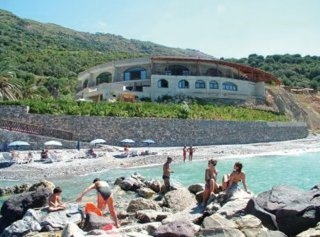 Imagen de los exteriores del Hotel Villaggio Club La Mar&eacute;e. Foto 5