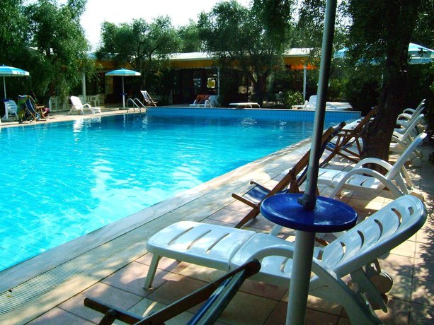 Imagen de la piscina del Hotel Villaggio Gallo. Foto 18