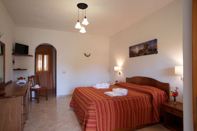 Imagen de la habitación del Hotel Villaggio La Pizzuta. Foto 6