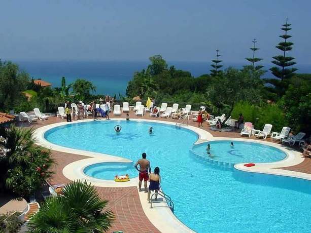 Imagen de la piscina del Hotel Villaggio La Pizzuta. Foto 15