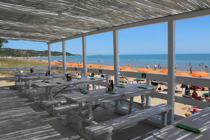 Imagen de los exteriores del Hotel Villaggio Le Diomedee. Foto 9
