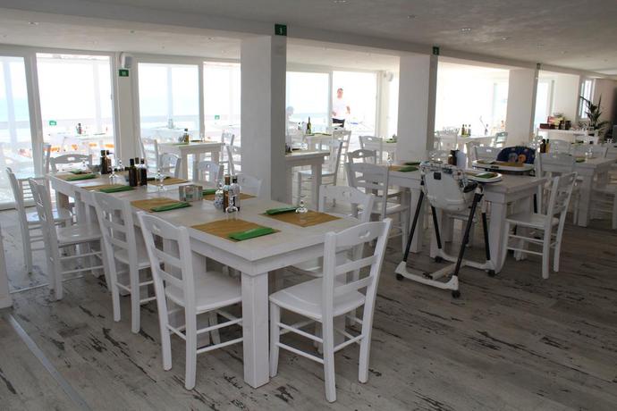 Imagen del bar/restaurante del Hotel Villaggio Le Diomedee. Foto 2
