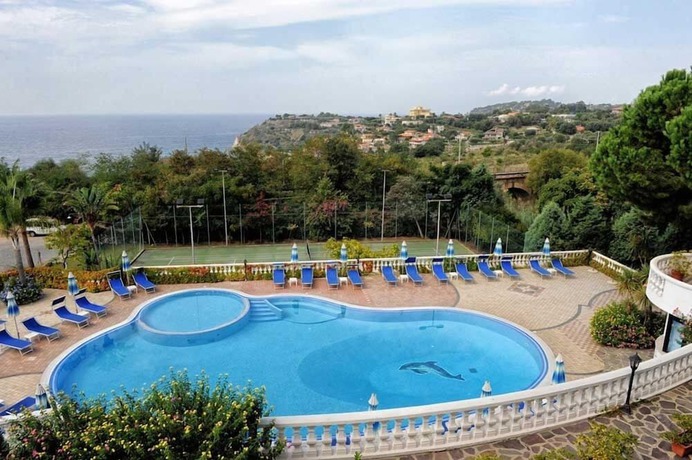 Imagen de la piscina del Hotel Villaggio Pineta Petto Bianco, Ricadi. Foto 11