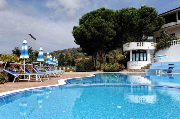 Imagen general del Hotel Villaggio Pineta Petto Bianco, Ricadi. Foto 1