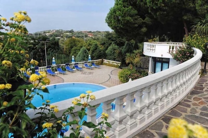 Imagen de la piscina del Hotel Villaggio Pineta Petto Bianco, Ricadi. Foto 13
