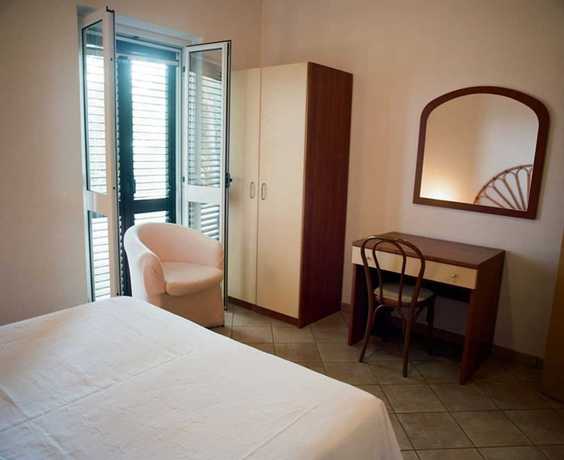 Imagen de la habitación del Hotel Villaggio Pineta Petto Bianco, Ricadi. Foto 4