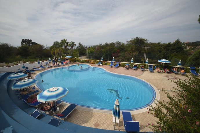 Imagen de la piscina del Hotel Villaggio Pineta Petto Bianco, Ricadi. Foto 15