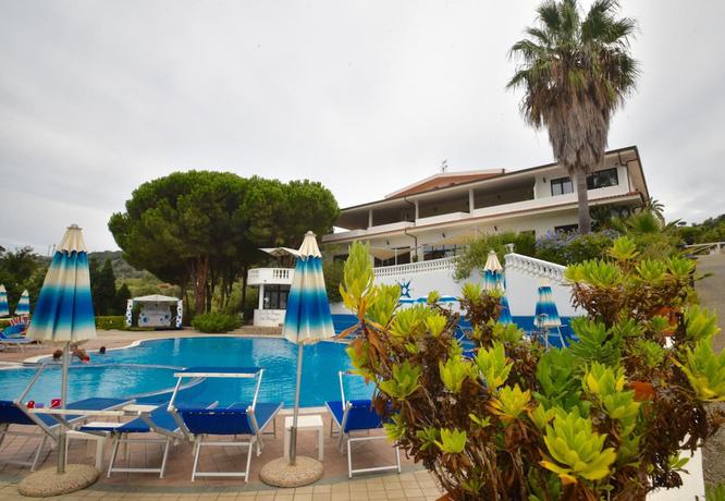 Imagen de la piscina del Hotel Villaggio Pineta Petto Bianco, Ricadi. Foto 16